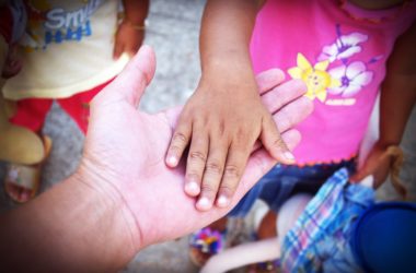 9 sposobów jak nauczyć dziecko dobroczynności