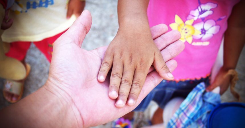 9 sposobów jak nauczyć dziecko dobroczynności